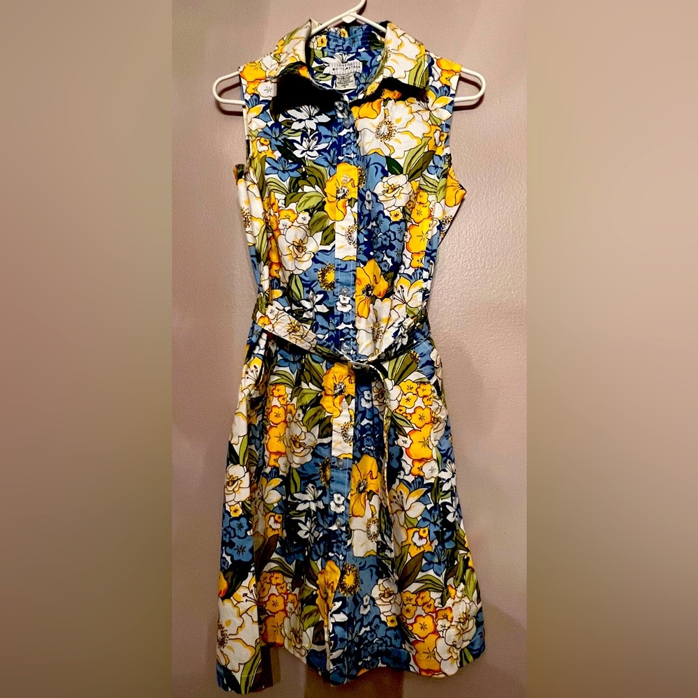 White Stag women’s size 10 floral sleeveless bottoms up belted shirt dress.
